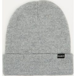 Czapka basic. Szare czapki męskie marki Pull&Bear, z dzianiny. Za 19,90 zł.