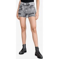 Versace Jeans Szorty Szary. Szare szorty damskie Versace Jeans, bez wzorów, z bawełny, vintage. Za 1058,95 zł.