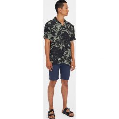 Bermudy tailoring z paskiem. Niebieskie spodenki i szorty męskie marki Pull&Bear, m, bez wzorów. Za 89,90 zł.