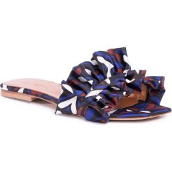 Klapki WEEKEND MAX MARA - Apotema 55210704600 Stampa Geometrica 001. Klapki damskie Weekend Max Mara, z aplikacjami, ze skóry, bez obcasa, na obcasie. W wyprzedaży za 739,00 zł.