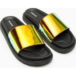 Klapki z efektem holo - Czarny. Czarne klapki damskie Cropp, bez wzorów, bez obcasa. Za 49,99 zł.