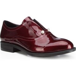 Buty damskie. Czerwone półbuty damskie Wittchen, bez wzorów, ze skóry, eleganckie, bez obcasa, bez zapięcia. W wyprzedaży za 279,90 zł.