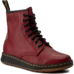 Trapery DR. MARTENS - Newton 21856600 Cherry Red. Czerwone buty zimowe męskie Dr. Martens, ze skóry. W wyprzedaży za 429,00 zł.