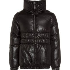 Sisley JACKET Kurtka puchowa black. Czarne kurtki chłopięce marki Sisley, na zimę, z poliesteru. W wyprzedaży za 271,20 zł.