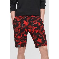 Krótkie szorty camo - Czerwony. Czerwone spodenki i szorty męskie Cropp, s, bez wzorów, krótkie. W wyprzedaży za 48,99 zł.