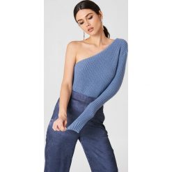 NA-KD Sweter z dzianiny na jedno ramię - Blue. Niebieskie swetry klasyczne damskie marki NA-KD, z dzianiny. W wyprzedaży za 73,17 zł.