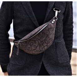 Skórzana nerka. Czarne nerki damskie marki Pakamera, bez wzorów, ze skóry, przez ramię, zamszowe, bez dodatków. Za 169,00 zł.