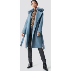 NA-KD Trend Płaszcz z kołnierzem ze sztucznego futra - Blue. Niebieskie płaszcze damskie marki NA-KD Trend, w paski. Za 445,95 zł.