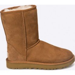 UGG - Buty Classic Short II. Brązowe botki damskie na obcasie marki Ugg, z futra. Za 939,90 zł.
