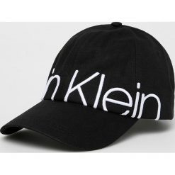 Calvin Klein - Czapka. Czarne czapki damskie Calvin Klein, bez wzorów, z bawełny. W wyprzedaży za 119,90 zł.