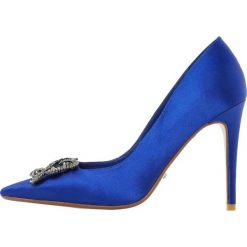Dune London BREANNA Szpilki blue. Niebieskie czółenka damskie marki Dune London, bez wzorów, z satyny, klasyczne, bez obcasa, na szpilce, bez zapięcia. W wyprzedaży za 426,75 zł.