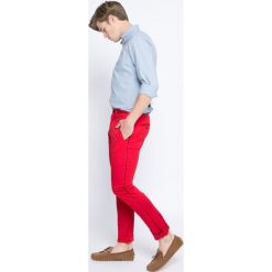 Tommy Hilfiger - Spodnie. Czerwone chinosy męskie marki TOMMY HILFIGER, z elastanu. W wyprzedaży za 239,90 zł.
