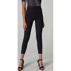 Jeansy skinny high waist - Czarny. Czarne jeansy damskie Sinsay, bez wzorów, z jeansu, z podwyższonym stanem. Za 59,99 zł.