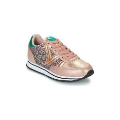 Buty Victoria COMETA GLITTER. Różowe trampki i tenisówki damskie Victoria, bez wzorów, bez zapięcia. Za 259,00 zł.