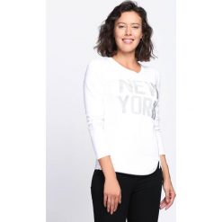 Biała Bluzka Before Your Eyes. Białe bluzki asymetryczne Born2be, m, z napisami, z okrągłym kołnierzem, z długim rękawem. Za 34,99 zł.