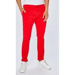 Tommy Jeans - Spodnie DM0DM03711. Czerwone spodnie męskie Tommy Jeans, na co dzień, bez wzorów, z elastanu, casualowe. W wyprzedaży za 199,90 zł.