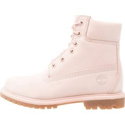 Timberland 6INCH PREMIUM Botki sznurowane rose. Czerwone buty zimowe damskie marki Timberland, z materiału, na sznurówki. W wyprzedaży za 650,30 zł.