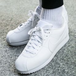 Buty Nike Classic Cortez Leather (749571-111). Szare buty sportowe męskie Nike, ze skóry, bez zapięcia. Za 299,99 zł.