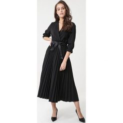 Czarna Sukienka Dings. Czarne sukienki damskie Born2be, s, bez wzorów, z dzianiny, eleganckie, z falbankami, bez rękawów, rozkloszowane. Za 119,99 zł.