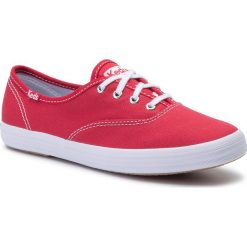 Tenisówki KEDS - Champion KWF31300 Red Canvas. Czerwone półbuty damskie Keds, na co dzień, bez wzorów, z gumy, bez obcasa, na płaskiej podeszwie, bez zapięcia. W wyprzedaży za 149,00 zł.
