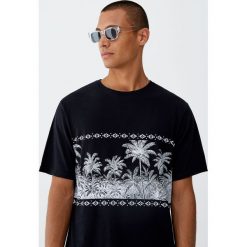 Koszulka z panelem w palmy. Koszulki męskie Pull&Bear. Za 49,90 zł.