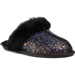 Kapcie UGG - W Scuffette II Cosmos 1107074 Blk. Czarne klapki damskie Ugg, bez wzorów, ze skóry, bez obcasa. W wyprzedaży za 379,00 zł.