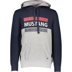 Bluza "Bennet" w kolorze granatowo-szarym. Szare bluzy męskie Mustang Men, xl, z nadrukiem, z bawełny, z kapturem, bez rękawów, bez kaptura. W wyprzedaży za 175,95 zł.