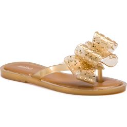 Japonki MELISSA - Flip Flop Sweet Ad 32447 Beige/Gold 51808. Żółte klapki damskie Melissa, bez wzorów, z tworzywa sztucznego, bez obcasa, na obcasie. W wyprzedaży za 189,00 zł.