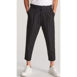 Spodnie carrot fit - Czarny. Czarne spodnie męskie Reserved, m, bez wzorów. Za 149,99 zł.