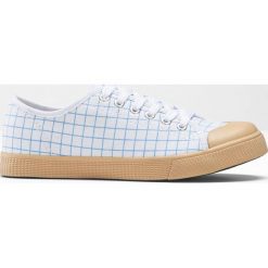 Sneakersy bonprix biało-niebieski brylantowy. Białe sneakersy damskie bonprix. Za 37,99 zł.