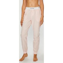 Calvin Klein Underwear - Spodnie piżamowe. Różowe piżamy damskie marki Calvin Klein Underwear, l, z dzianiny. Za 179,90 zł.