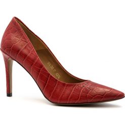 Czerwone skórzane szpilki w krokodyli wzór 107G. Czerwone szpilki Neścior, bez wzorów, ze skóry, eleganckie, bez obcasa, na obcasie, bez zapięcia. W wyprzedaży za 289,00 zł.