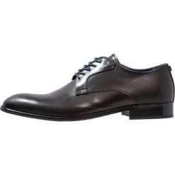 Azzaro HESPAL Eleganckie buty noir. Czarne buty wizytowe męskie Azzaro, z materiału, na sznurówki. W wyprzedaży za 741,75 zł.