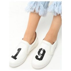 Białe Slip On Pervert Nineteen. Białe trampki damskie slip on Born2be, z nadrukiem. Za 29,99 zł.