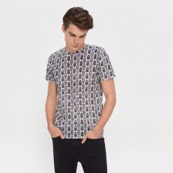 T-shirt z nadrukiem all over - Biały. Białe t-shirty męskie House, s, z nadrukiem, bez kołnierzyka. Za 49,99 zł.