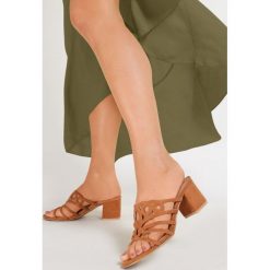 Camelowe Klapki Doriella. Brązowe klapki damskie Renee, bez wzorów, bez obcasa, na obcasie. Za 79,99 zł.