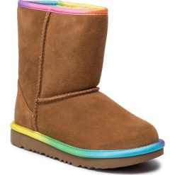 Buty UGG - Short II Rainbow 1019699K K/Che. Pomarańczowe śniegowce dziewczęce Ugg, bez zapięcia. W wyprzedaży za 389,00 zł.