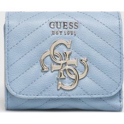 Guess Jeans - Portfel. Niebieskie portfele damskie marki Guess Jeans, z aplikacjami, z poliesteru. Za 259,90 zł.