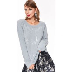 BŁYSZCZĄCY SWETER Z APLIKACJĄ. Szare swetry damskie Top Secret, z aplikacjami, z dzianiny, bez rękawów, bez kaptura. W wyprzedaży za 59,99 zł.