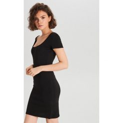 Sukienka z dekoltem na plecach - Czarny. Czarne sukienki damskie Cropp, s, bez wzorów, z dekoltem na plecach, bez rękawów. Za 59,99 zł.