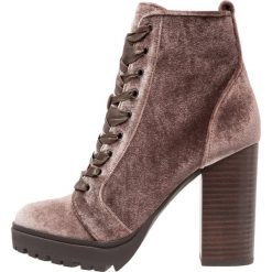 Steve Madden LAURIE Botki na obcasie taupe. Szare botki damskie na obcasie Steve Madden, z materiału. W wyprzedaży za 345,95 zł.