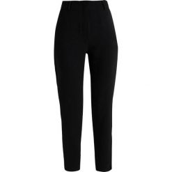 Karen by Simonsen PAN Spodnie materiałowe black. Czarne spodnie damskie Karen by Simonsen, bez wzorów, z elastanu. W wyprzedaży za 381,75 zł.