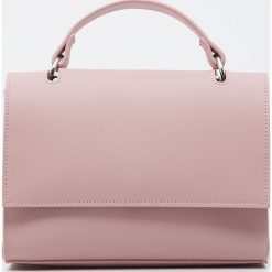 Elegancka torebka - Różowy. Różowe torebki klasyczne damskie Sinsay, bez wzorów, eleganckie, bez dodatków. Za 49,99 zł.