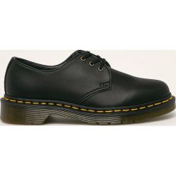 Dr Martens - Półbuty wegańskie. Czarne mokasyny damskie Dr. Martens, bez wzorów, ze skóry, z okrągłym noskiem, bez obcasa, na obcasie, na sznurówki. W wyprzedaży za 499,90 zł.