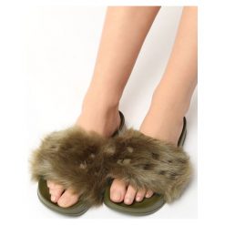 Khaki Klapki Fluffy Bunny. Brązowe klapki damskie Born2be, z materiału, na płaskiej podeszwie. Za 34,99 zł.