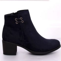 Botki damskie na obcasie granatowe 8B982 Blue. Niebieskie botki damskie ButyModne, z zamszu, klasyczne, bez obcasa, na obcasie, bez zapięcia. W wyprzedaży za 139,00 zł.