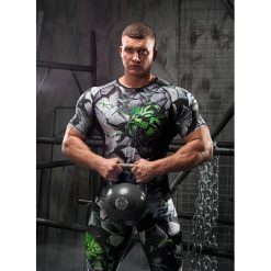 Rashguard krótki rękaw DAVID - Green. Zielone koszulki męskie FJ!, m, z nadrukiem, z elastanu, bez kołnierzyka, z krótkim rękawem, krótkie. W wyprzedaży za 134,25 zł.