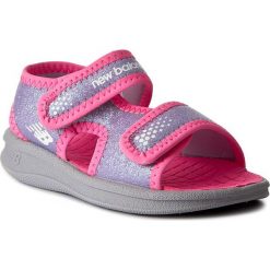 Sandały NEW BALANCE - K2031GRP Fioletowy. Fioletowe sandały dziewczęce New Balance, ze skóry ekologicznej, bez zapięcia. W wyprzedaży za 79,00 zł.