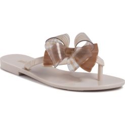 Japonki MELISSA - Harmonic Sweet II Ad 32765 Beige/Gold 50851. Brązowe klapki damskie Melissa, bez wzorów, z tworzywa sztucznego, bez obcasa, na obcasie. W wyprzedaży za 199,00 zł.