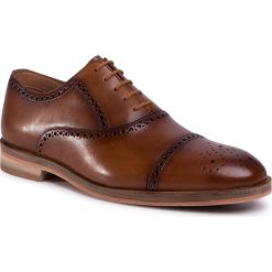 Półbuty CLARKS - Oliver Limit 261475257 Tan Leather. Pomarańczowe buty wizytowe męskie Clarks, bez wzorów, ze skóry, eleganckie, bez zapięcia. W wyprzedaży za 479,00 zł.